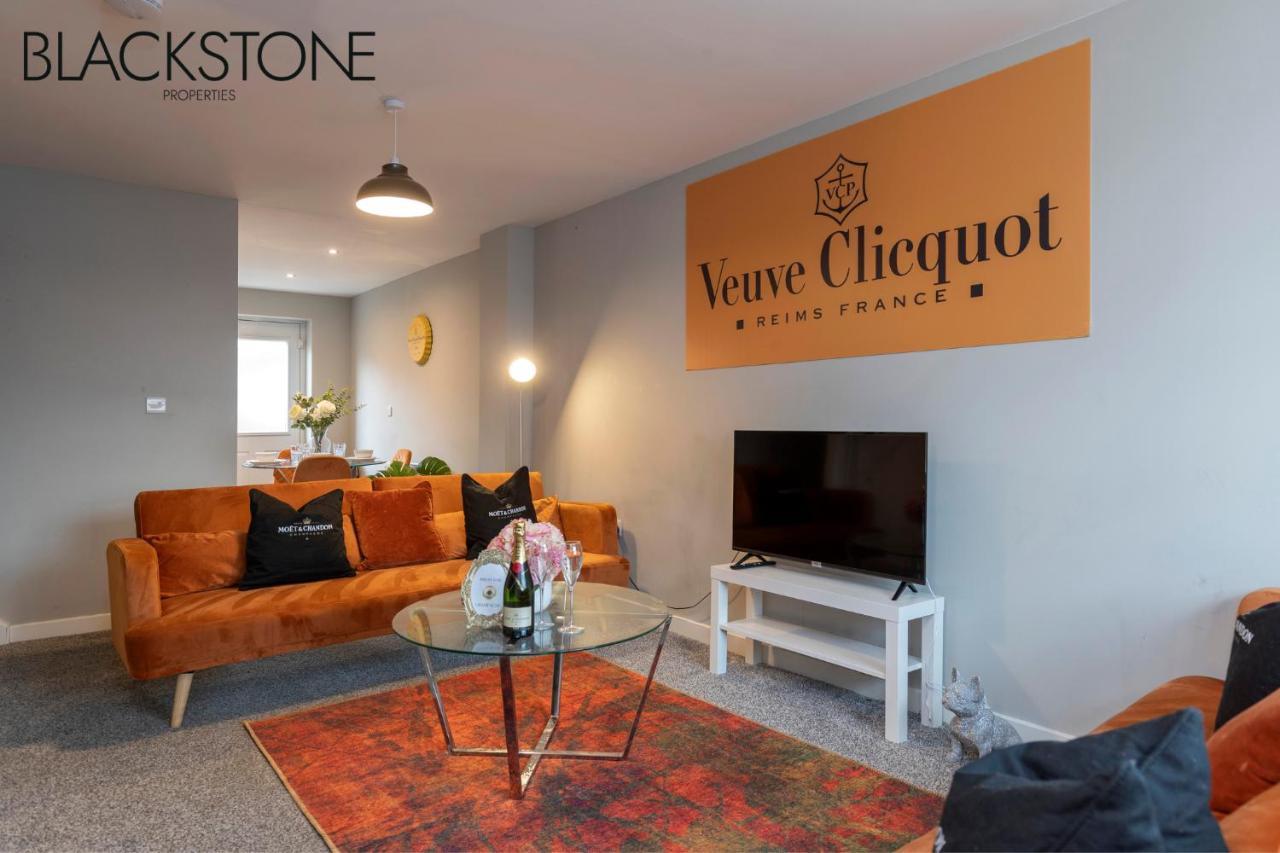 Champagne House - 4 Bed 2 Sofa Beds By Bpne Holiday home
