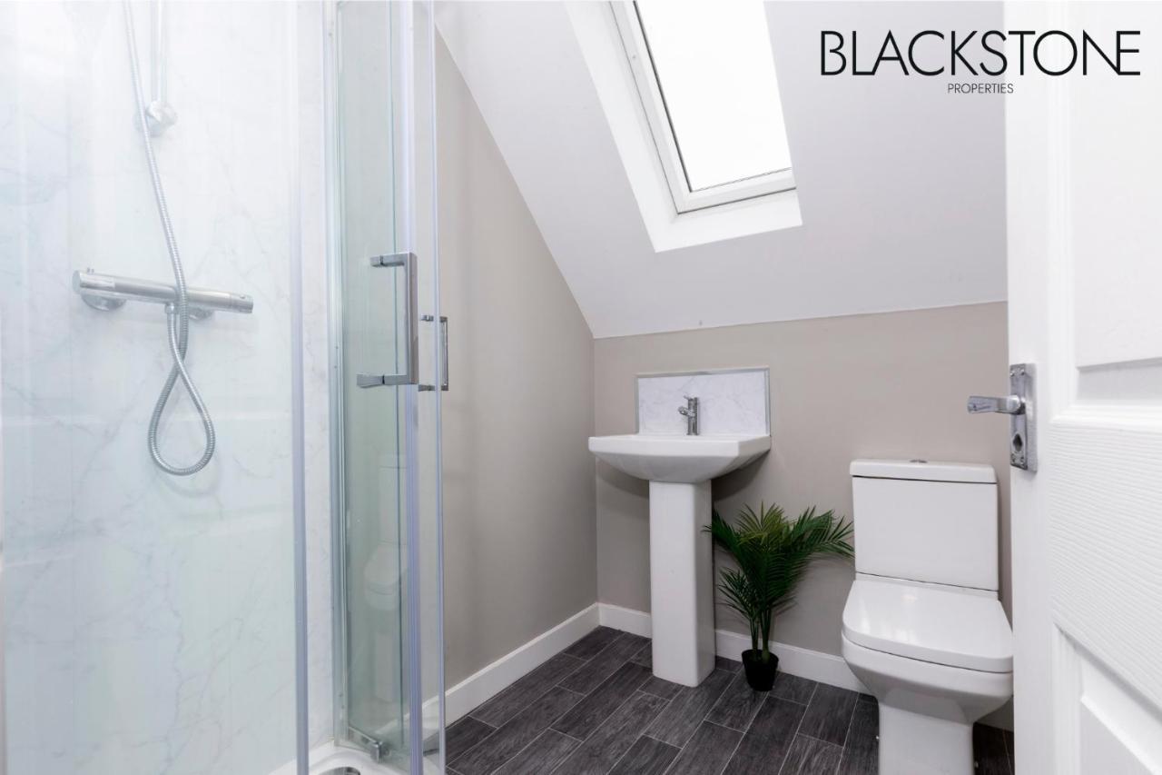 Champagne House - 4 Bed 2 Sofa Beds By Bpne Holiday home *
